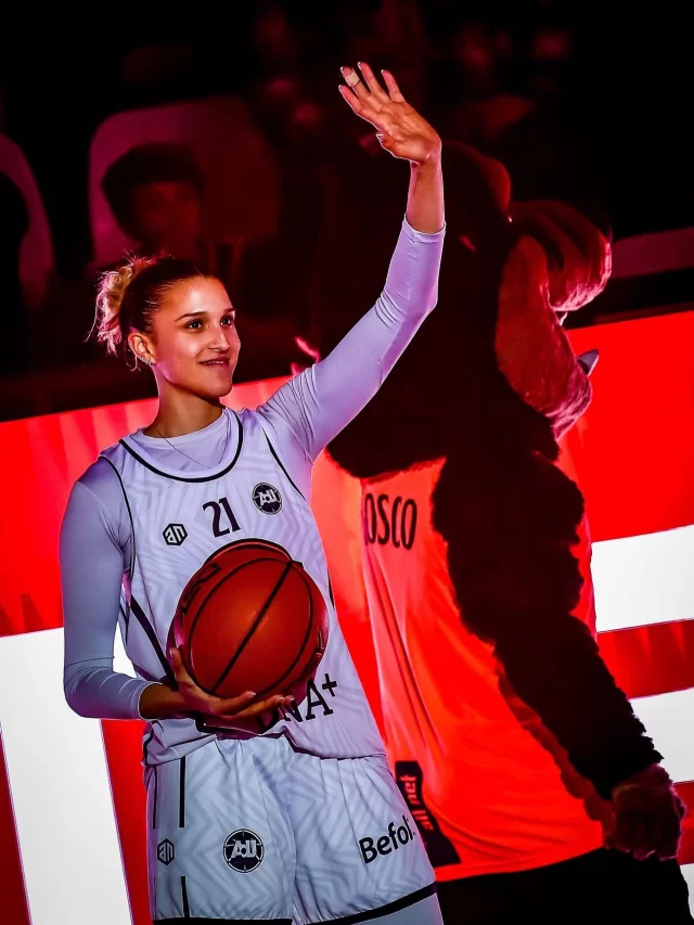 👋 𝕁𝕦 👋 siendo una Estrella en el #JdelasEstrellas 3️⃣6️⃣ 💫⛹️‍♀️ 

Primer Juego y en familia con su papá Gaby 👏⭐️✌️🇦🇷🏆