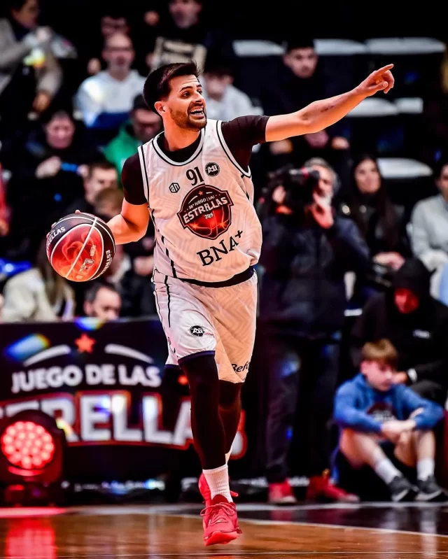 𝔻𝕚𝕖𝕘𝕠 𝔽𝕚𝕘𝕦𝕖𝕣𝕖𝕕𝕠 disfrutando del 3️⃣6️⃣ #JdelasEstrellas ⭐️ en Lanús. Participante del Torneo de Triples y con su magia en el partido!.