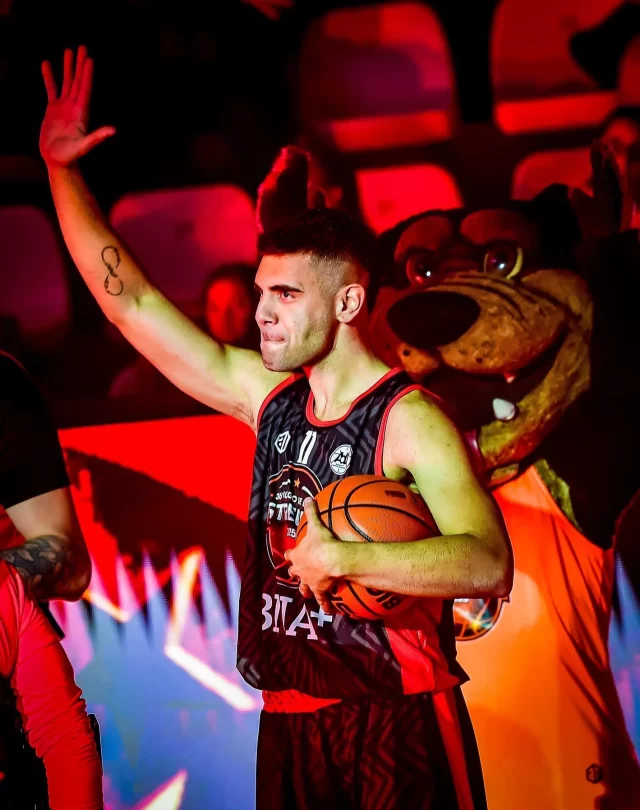 👋 𝔸𝕘𝕦𝕤𝕥í𝕟 𝔹𝕣𝕠𝕔𝕒𝕝 y su ✌️#JdelasEstrellas. Participó del Torneo de Triples y dejó su magia en el Juego 3️⃣6️⃣🩵